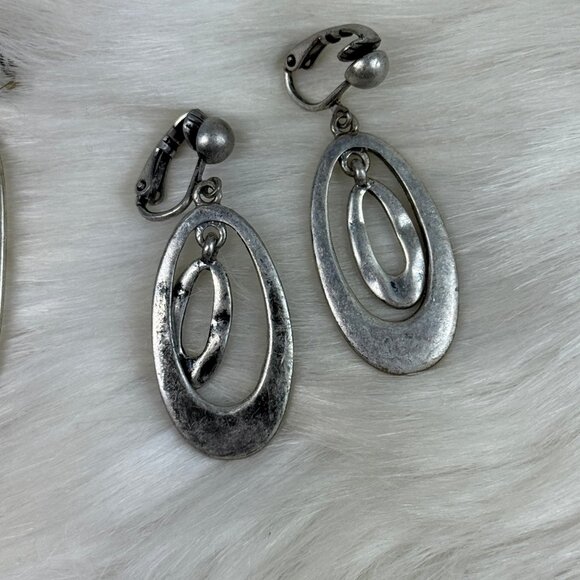 Vintage Pair of Silver Tone Oval Mod Gogo Disco Clip-on Earrings - Picture 7 of 7